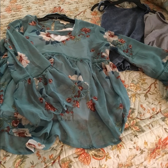 🍃🌷 🌸🍃Chiffon Scalloped Top - Picture 8 of 8